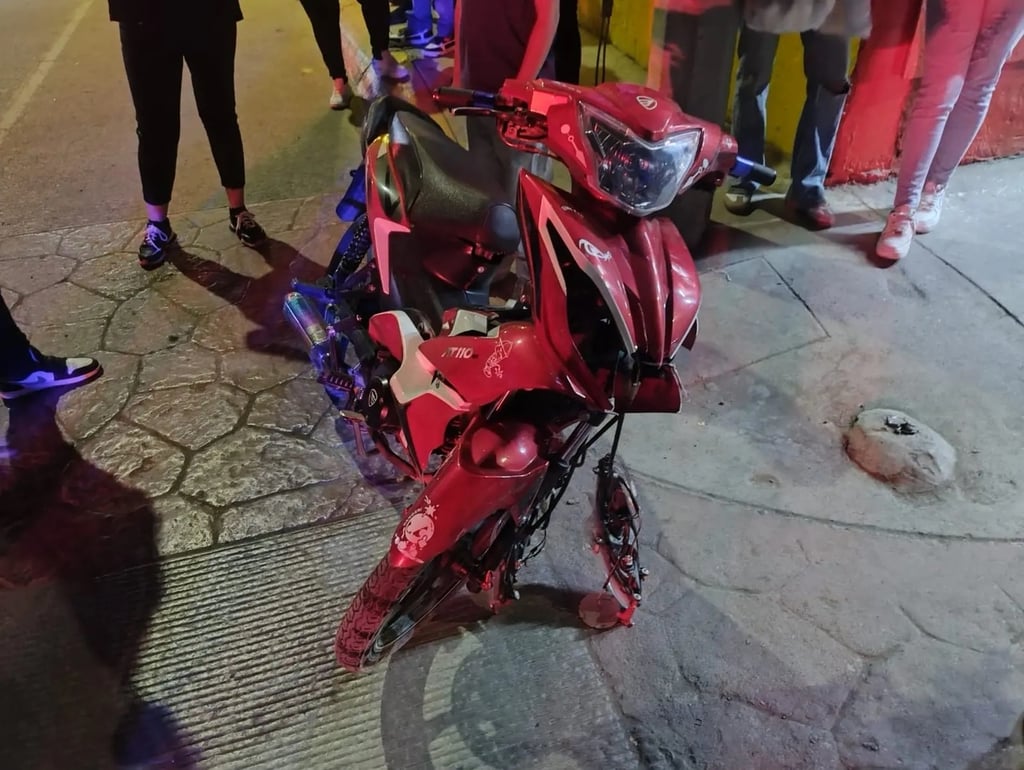 Accidente. Menores protagonizaron un choque entre una moto y un auto en Cerro Lindo, en Gómez Palacio.