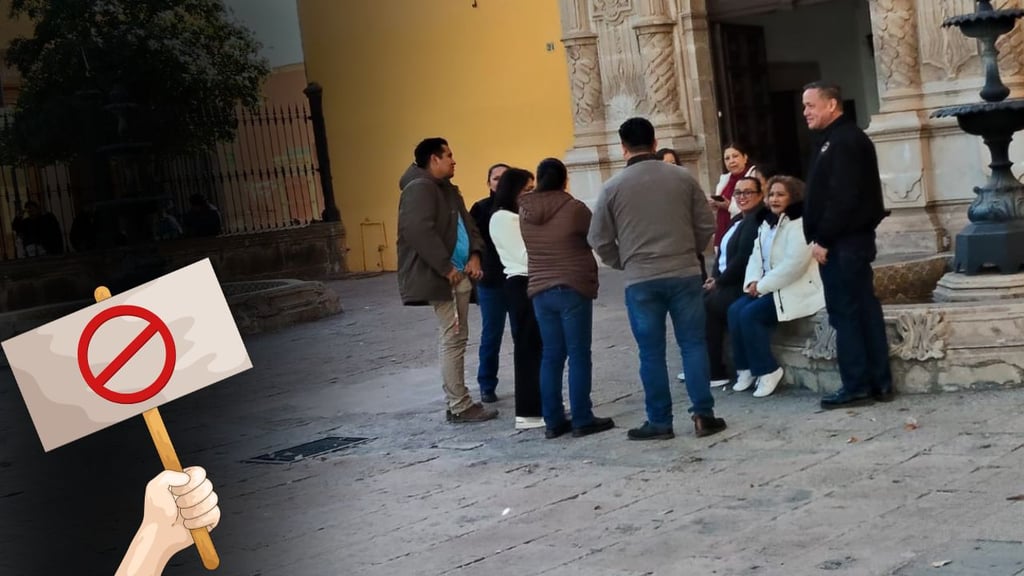 Trabajadores de la UJED protestan por retraso en pago de vale de despensa