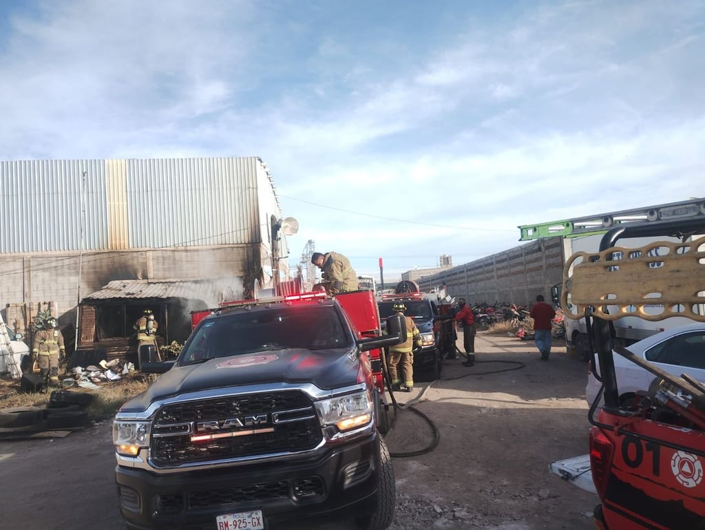 Sofocan incendio en taller de grúas, en Durango capital