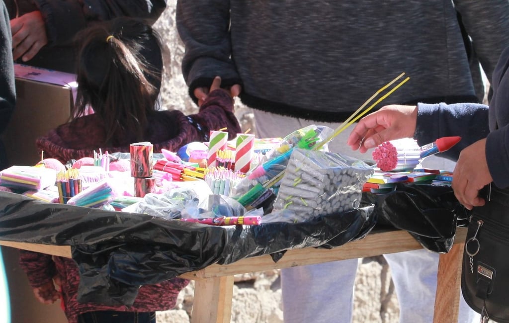 Uso. Los artefactos con pólvora son muy demandados en celebraciones navideñas, pero la oferta estuvo en todo el Centro.