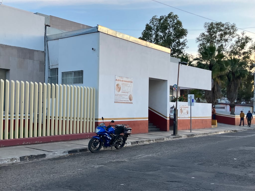 Hecho. Un menor de edad resultó lesionado tras caer de una azotea en Poanas; fue trasladado al ISSSTE de Durango.