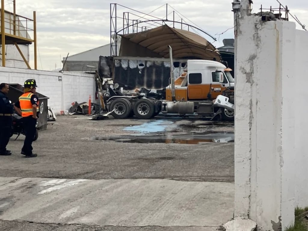 Hecho. Un incendio consumió una caja refrigerada en el Parque Industrial de Gómez Palacio; el siniestro ocurrió poco después de las 14:00 horas de la tarde.