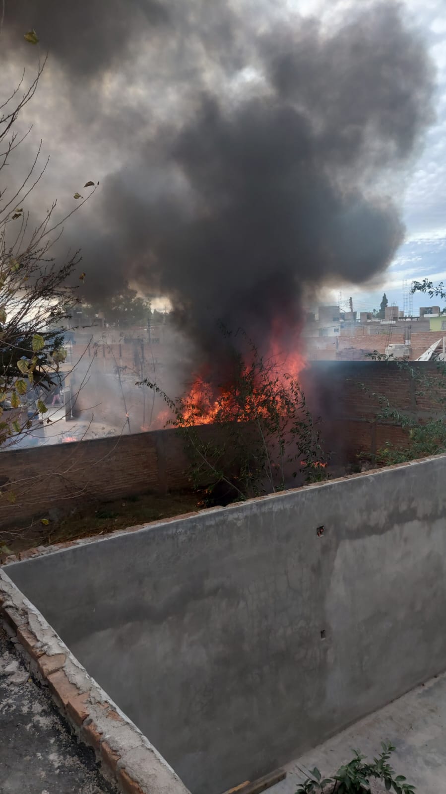 Incendio consume estructura endeble en la colonia Zarco