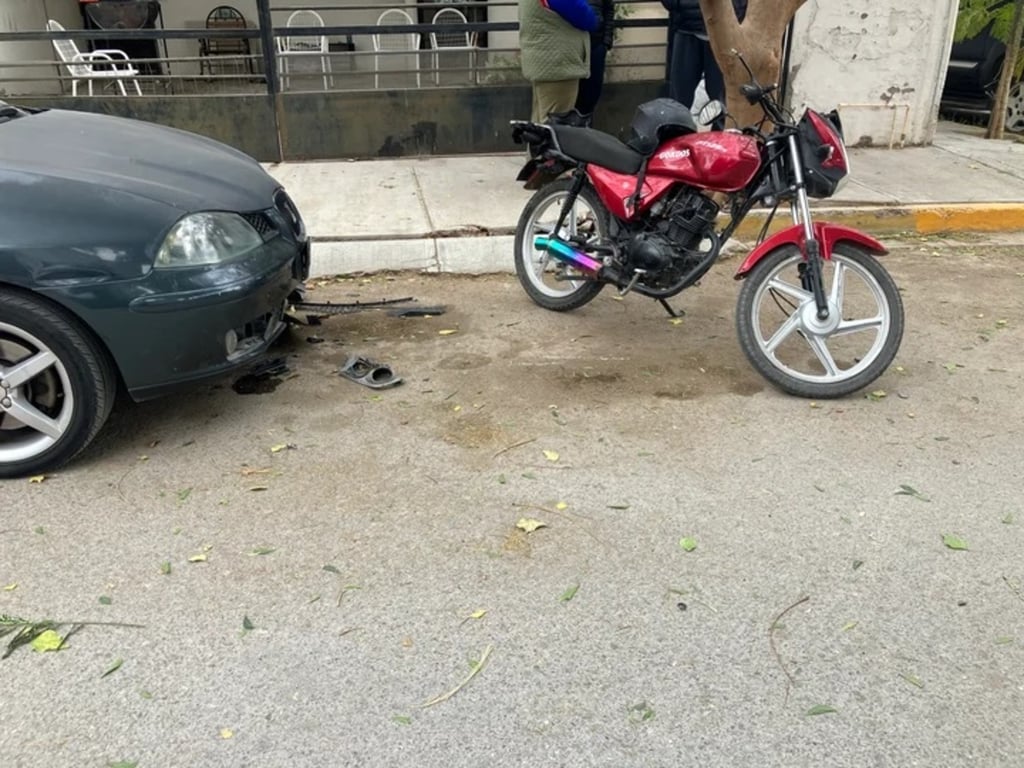 Accidente. Un motociclista fue impactado por una camioneta y proyectado contra un auto estacionado en Ciudad Lerdo.