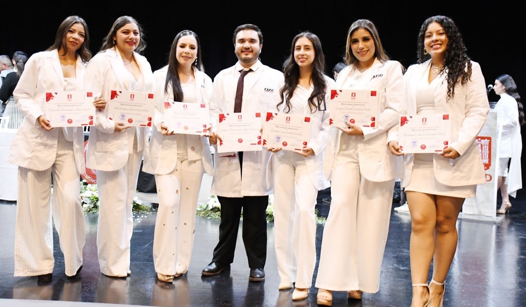 Documento. Los nuevos odontólogos ya recibieron su carta de pasante que los acredita como tales.