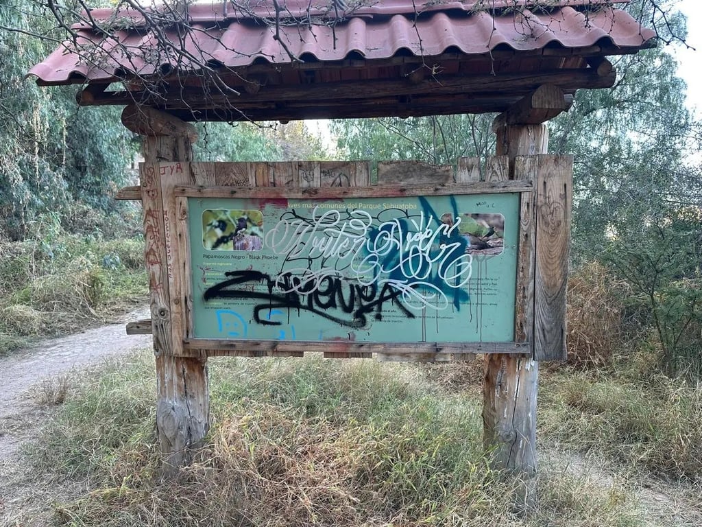 Graffitis. Los graffitis ya no permiten leer la información sobre las aves que habitan en el lugar.