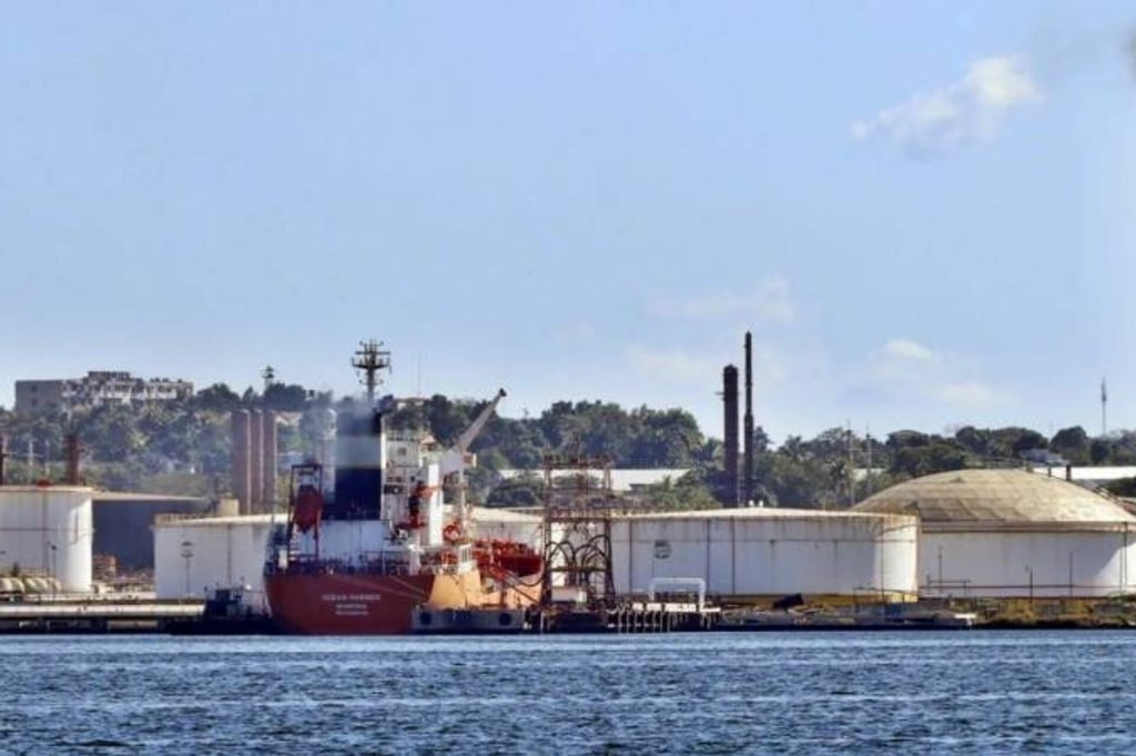 Washington suaviza postura con Cuba; avala suministro petrolero de México, según CBS News