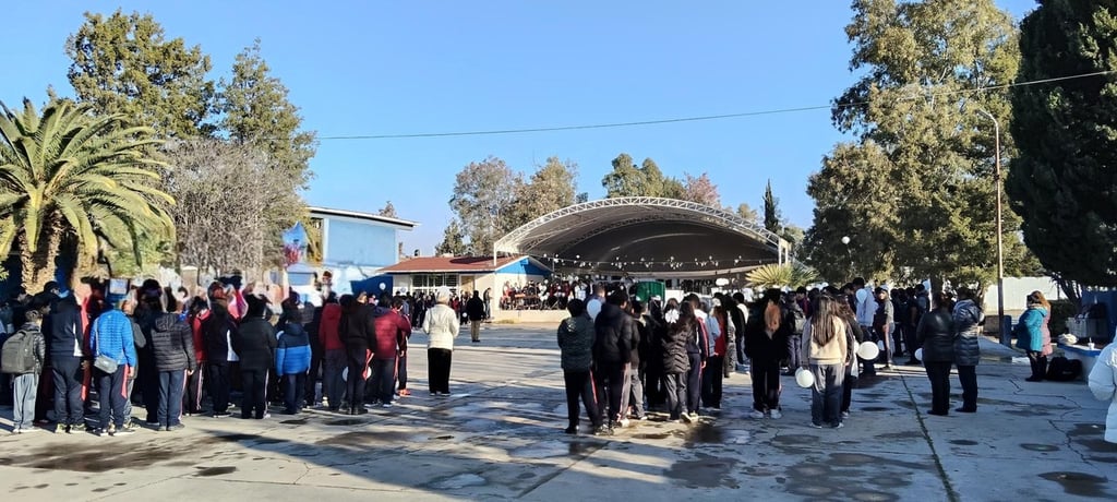 Estudiantes. Hubo buena asistencia en las escuelas a pesar de las bajas temperaturas.