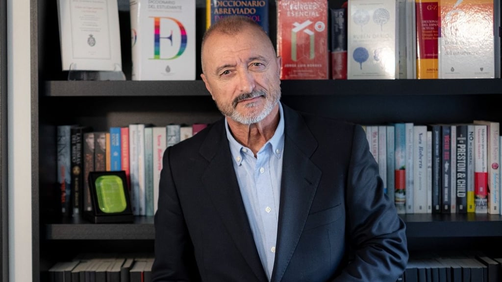 Crítica. El escritor y académico Arturo Pérez-Reverte arremetió contra la RAE, acusándola de ceder ante la 'banalización' de las redes sociales.