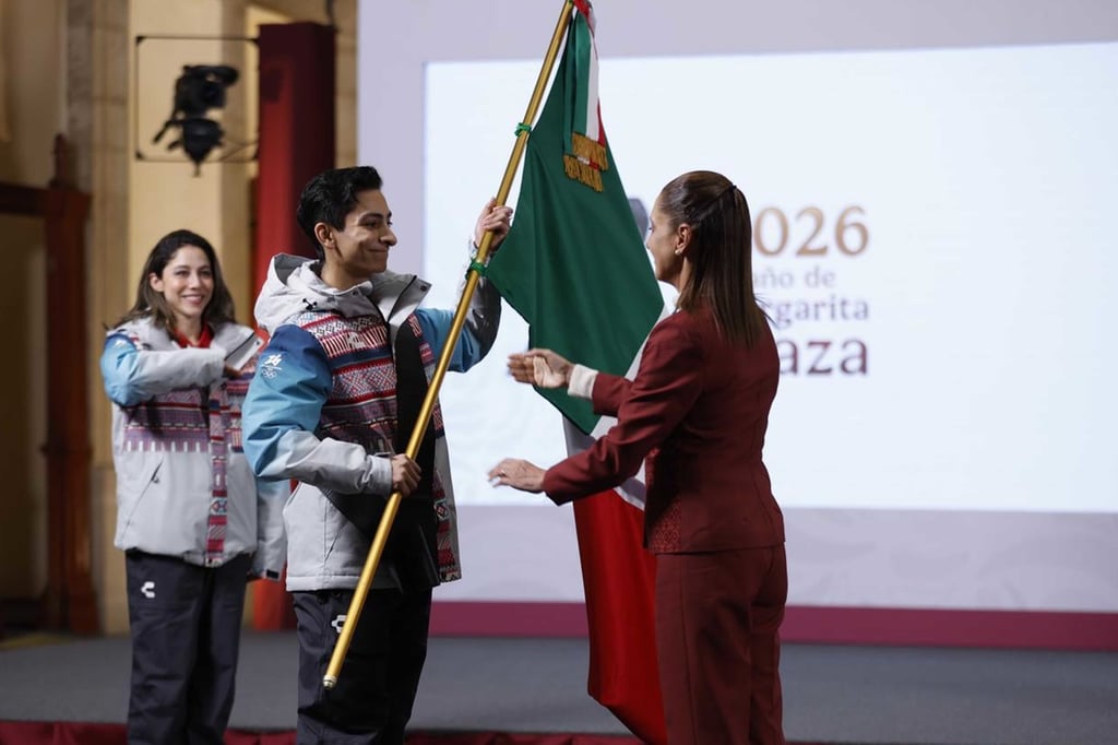 Orgullo. Los deportistas recibieron el lábaro entre aplausos.