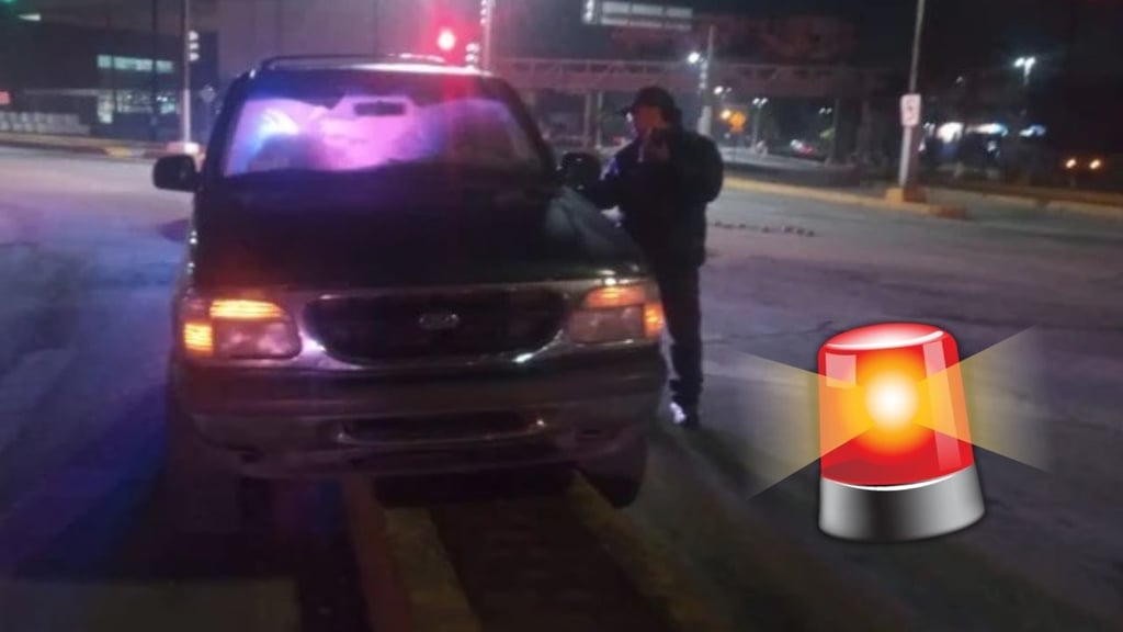 Conductor sufre accidente y termina sobre el camellón central de bulevar en Gómez Palacio