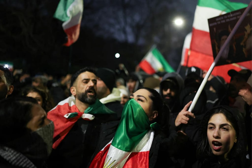 Irán cierra su espacio aéreo; la represión a manifestantes eleva la tensión