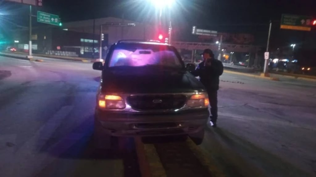 Accidente. Una camioneta terminó sobre camellón en límites de Gómez Palacio y Lerdo.