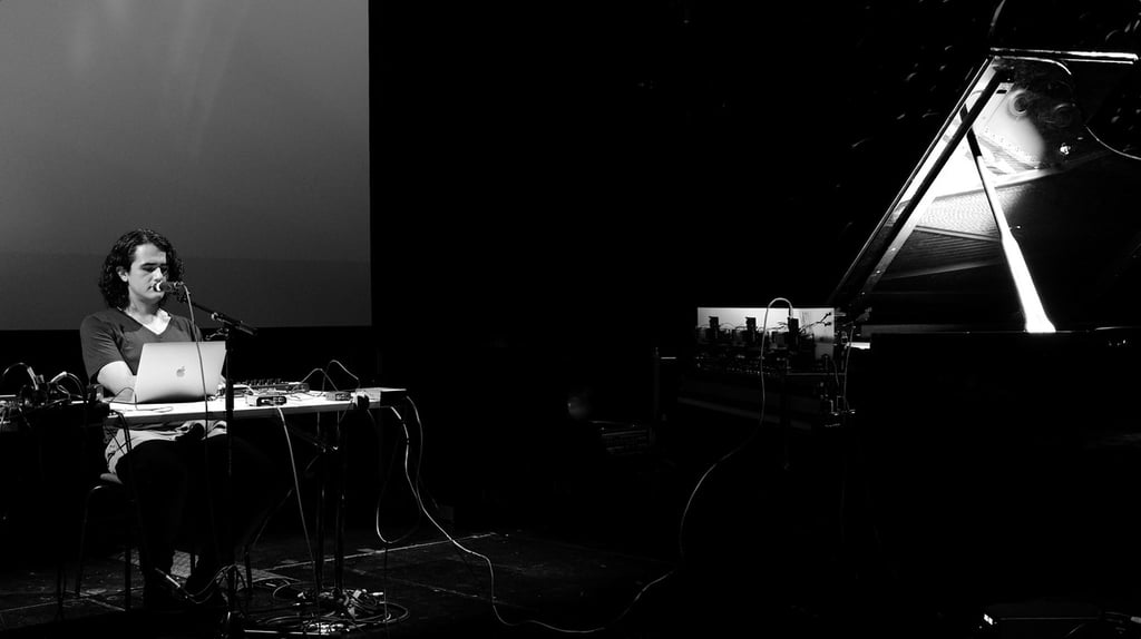 Trayectoria. El compositor cuenta con un Máster en Arte Sonoro por la Universidad de Barcelona y un Máster en Computer Music and Sound Art por la Universidad de Música y Artes Performáticas de Graz, en Austria. 