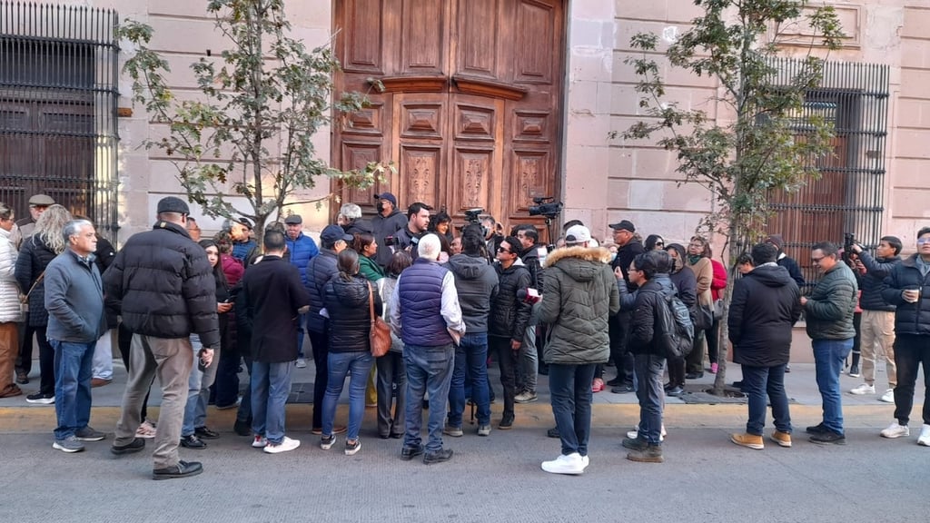 Cabildo. Esperaban expresar y revisar sus casos con los regidores, síndico y alcalde; aseguran que van a regresar en la próxima sesión.