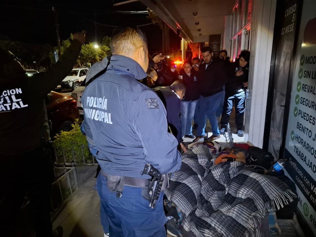 Exterior. Familias de personas hospitalizadas duermen en las inmediaciones de los hospitales.