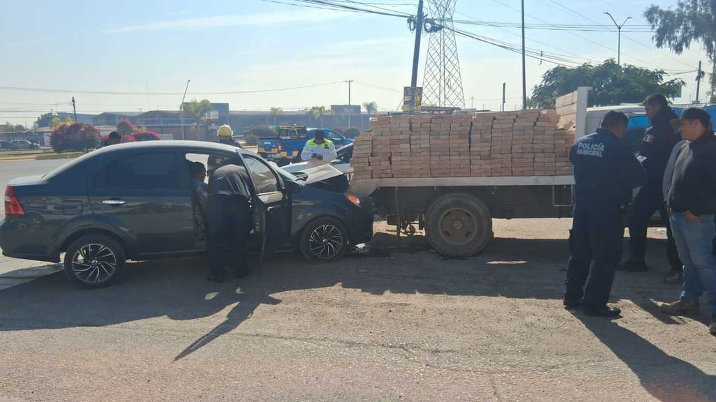 Impacto. Bomberos y Protección Civil atendieron al automovilista, quien sólo presentó golpes leves tras el impacto.