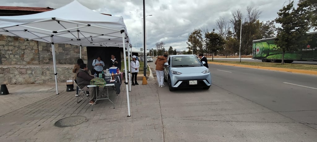 Estadística. Durante la jornada sabatina de vacunación, numerosas personas acudieron en sus vehículos al macrocentro para recibir los biológicos contra influenza, Covid o neumococo en los distintos módulos habilitados.