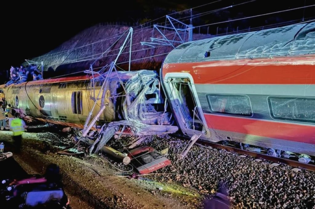 Tragedia ferroviaria en España: descarrilan dos trenes de alta velocidad y dejan 21 muertos