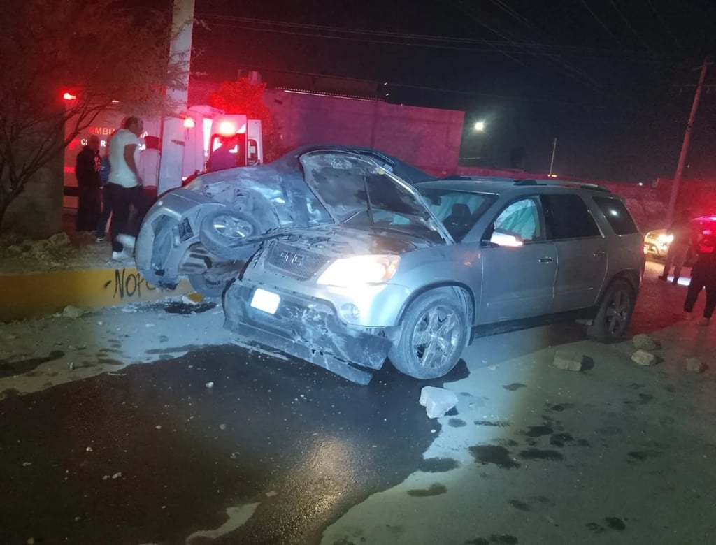 Hecho. Choque en la colonia Lucio Blanco deja cuantiosos daños materiales.