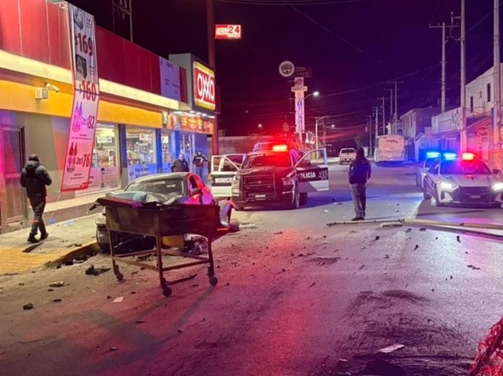 Accidente. Conductor derriba poste y daña negocios en colonia Valle de Chapala de Gómez Palacio, Durango, este domingo por la madrugada. 