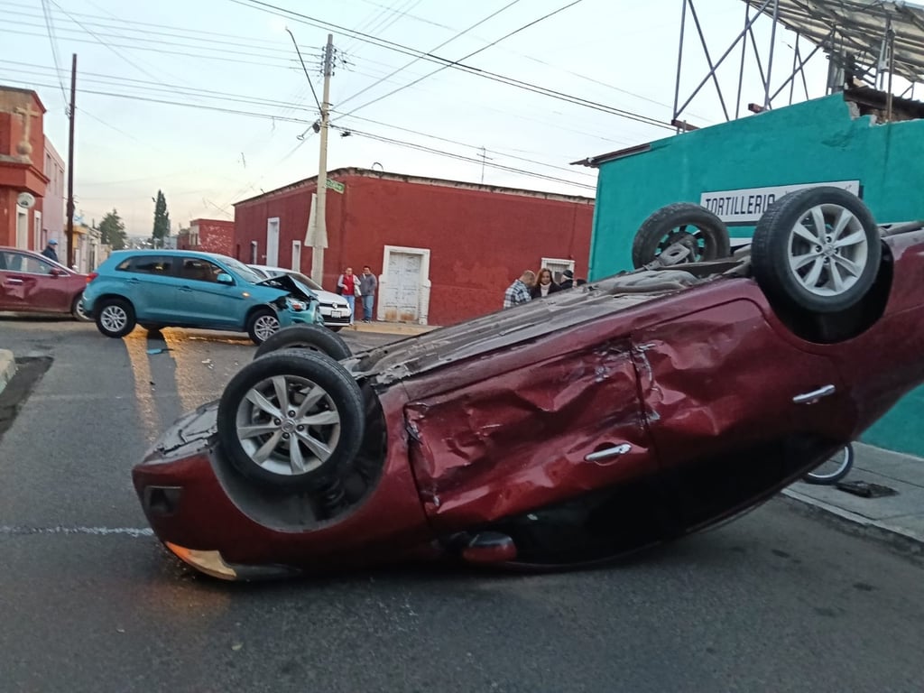 Accidente.  Un choque-volcadura en Tierra Blanca dejó fuertes daños materiales y dos menores con lesiones leves.