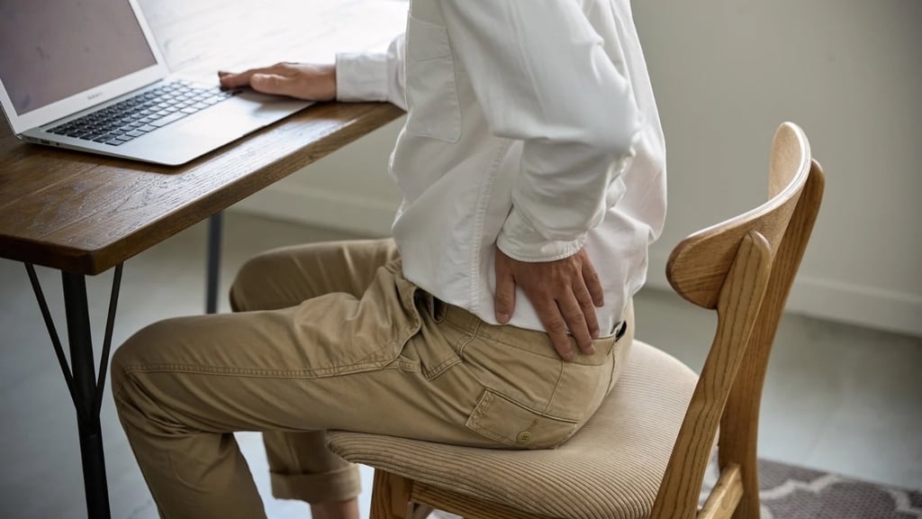 Doloencias. Al estar sentado por mucho tiempo sin estirar, la espalda baja presenta algunos dolores.