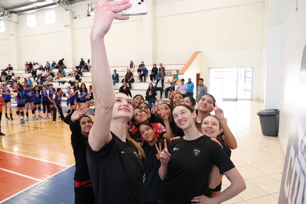 Unión. La actividad concluyó con una convivencia informal entre jugadoras, entrenadores y familias asistentes. 