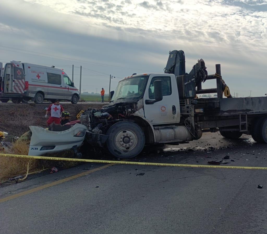 Mueren dos personas tras choque de auto con grúa que atendía accidente en la Gómez Palacio-Jiménez