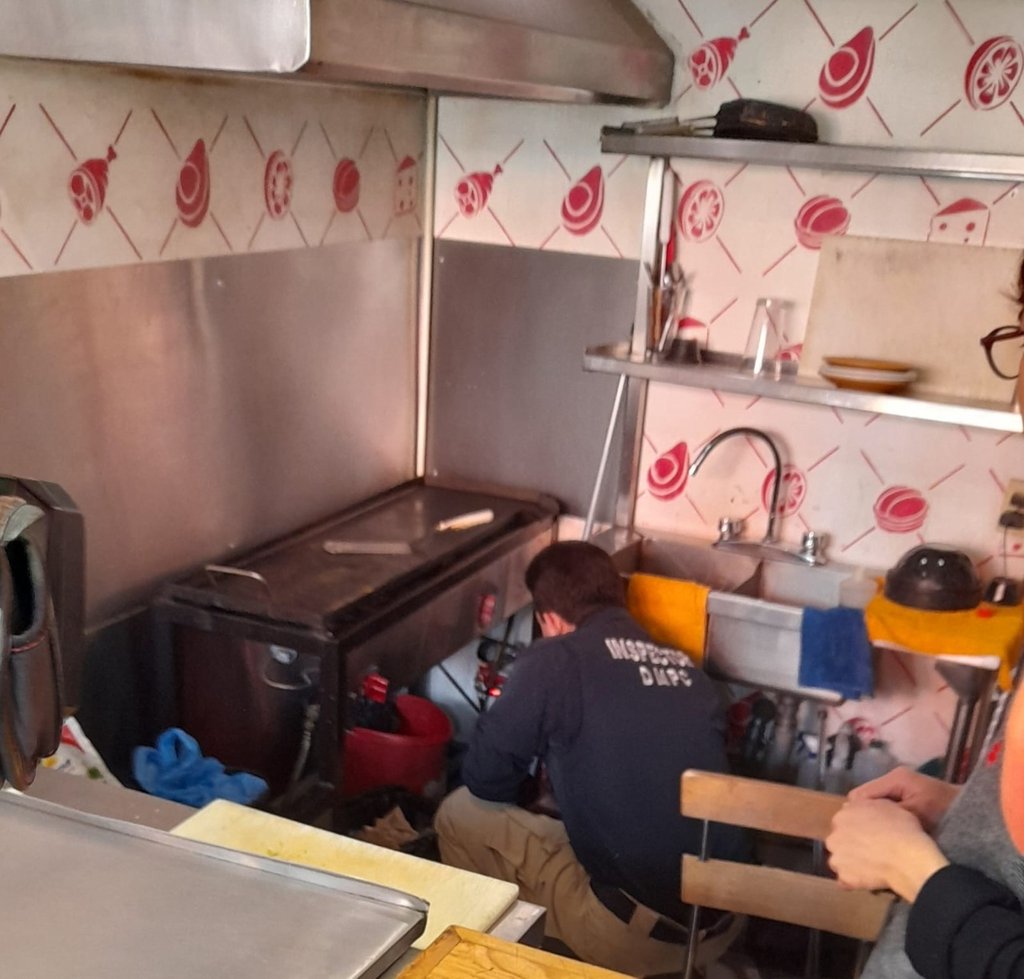 Inspecciones. Con un detector de fugas se realizan activaciones dentro de los establecimientos para prevenir accidentes; además, se revisan las conexiones y el estado de los materiales.