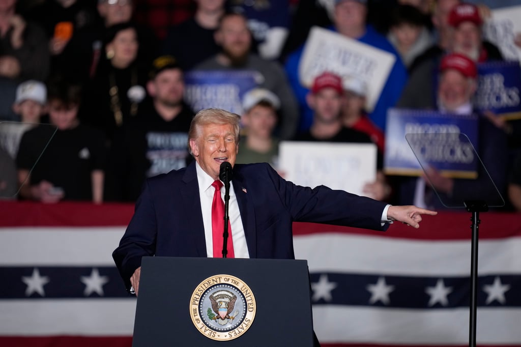 Trump asegura que flota enviada a Irán está lista para actuar como en Venezuela