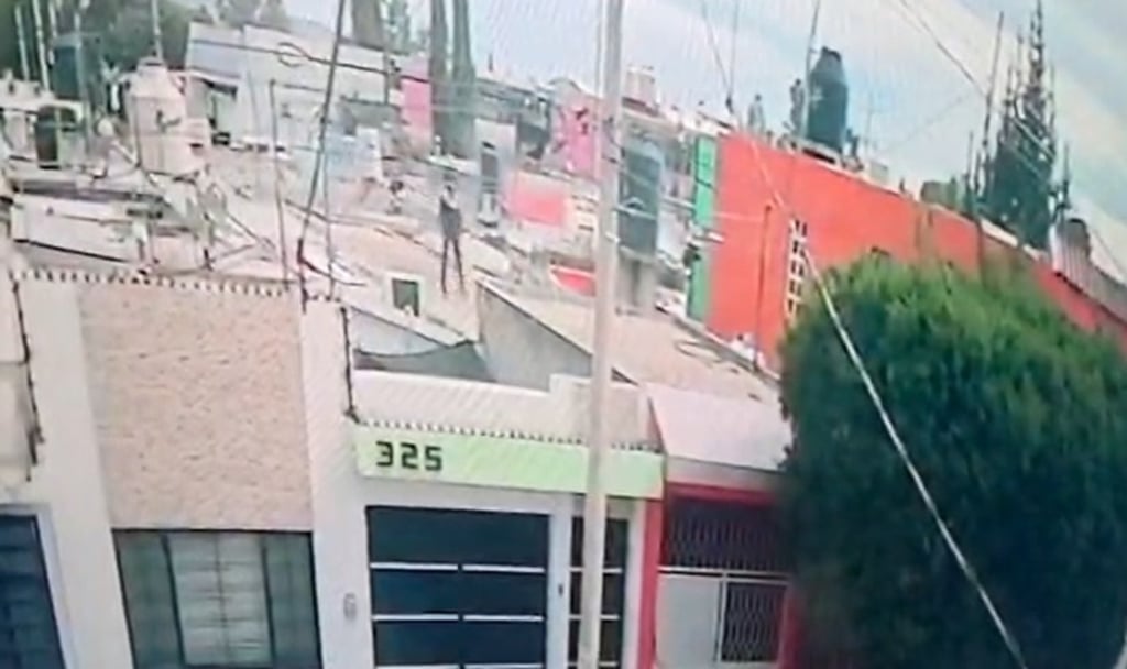 Acción. Un ladrón fue captado en videos en el Domingo Arrieta.