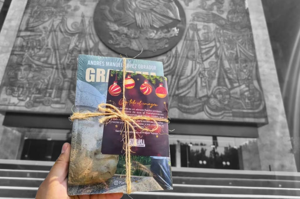 Arturo Ávila reparte libro 'Grandeza' de AMLO a los 253 diputados de Morena