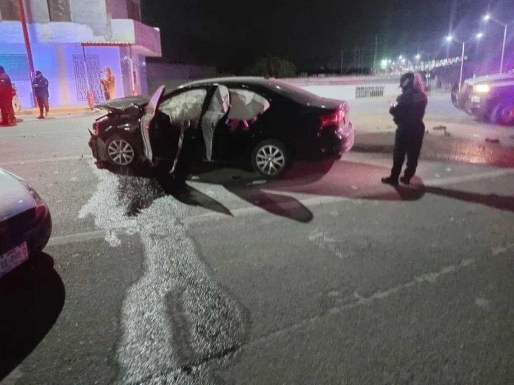 Acccidente. Un ebrio perdió el control y derribó semáforos en un crucero de Lerdo