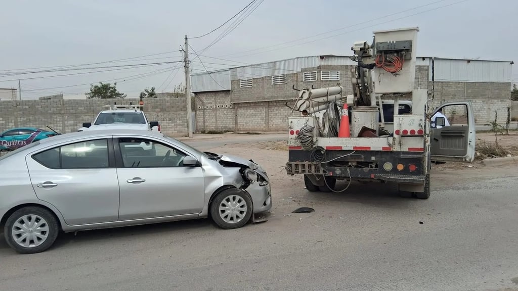 Hecho. Un camión de la CFE y un automóvil particular chocaron en la calzada División del Norte, en Gómez Palacio.