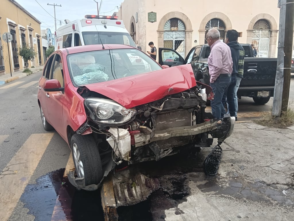 Accidente. Dos jovencitas lesionadas y fuertes daños materiales dejó un choque en el crucero de las calles Pasteur y Coronado.