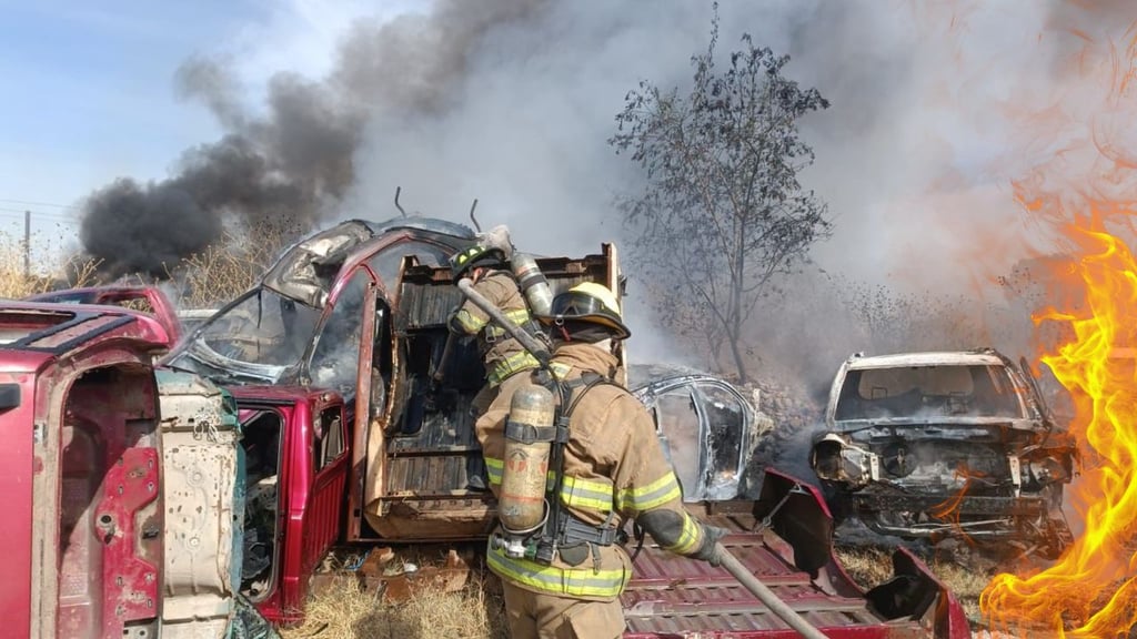 Incendio en yonke de Durango consume ocho autos