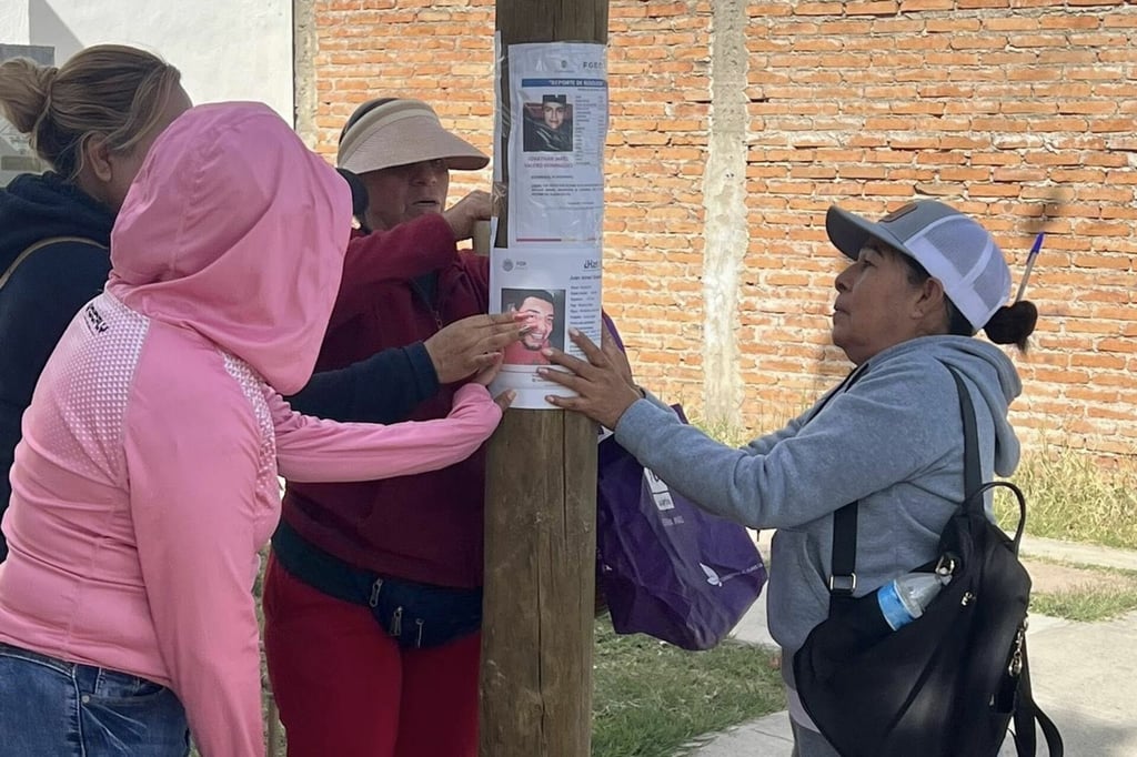 Colectivo de madres buscadoras, colocan fichas de personas desaparecidas en calles de Durango