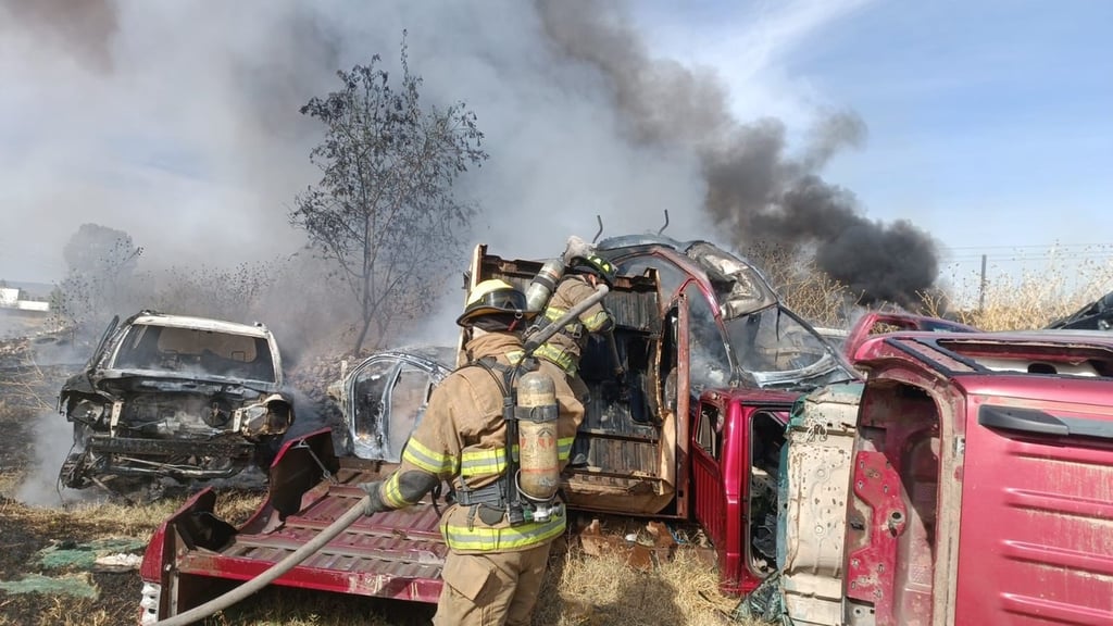 Acción. Un incendio de basura se extendió y dañó vehículos en un yonke en la ciudad de Durango.