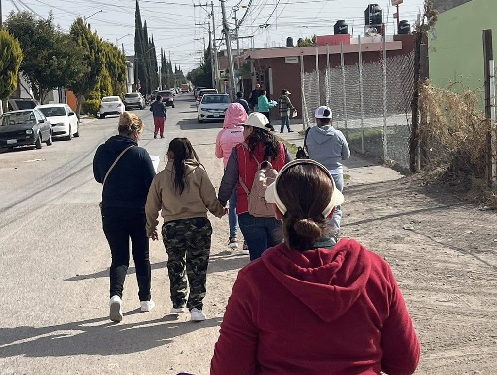 Madres buscadoras colocan fichas de personas desaparecidas en Durango