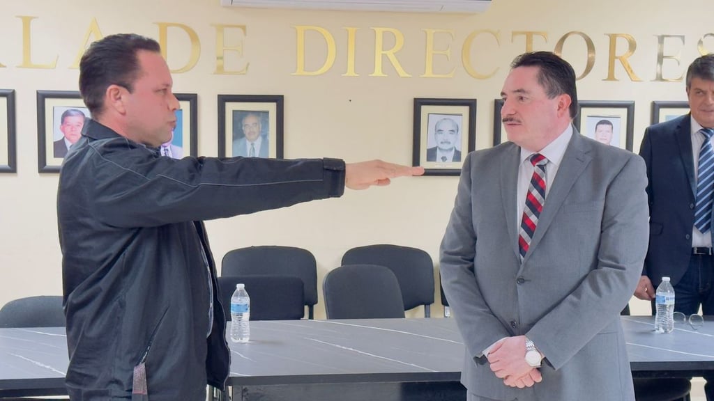  Cabrales Valenzuela es egresado de la Licenciatura en Educación Primaria del IESEN de Lerdo.