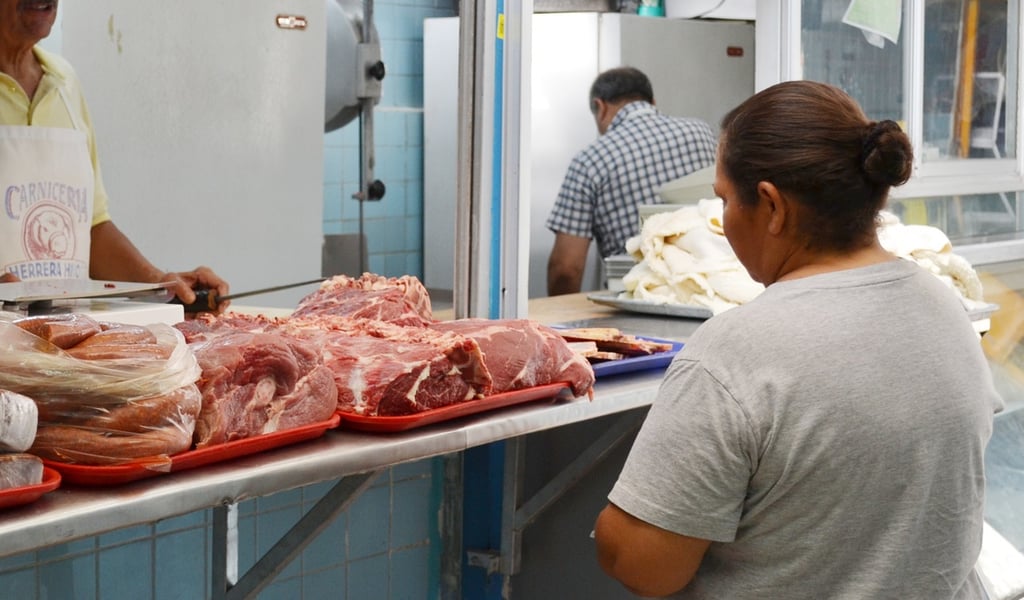 Economía. Este año se ha reducido considerablemente la venta de carne, porque muchas personas no la completan. 