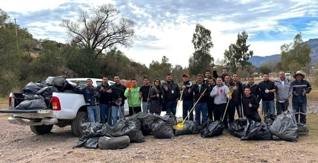 Cuidan el entorno. Tanto personal como estudiantes participaron durante varios horas en esta tarea.