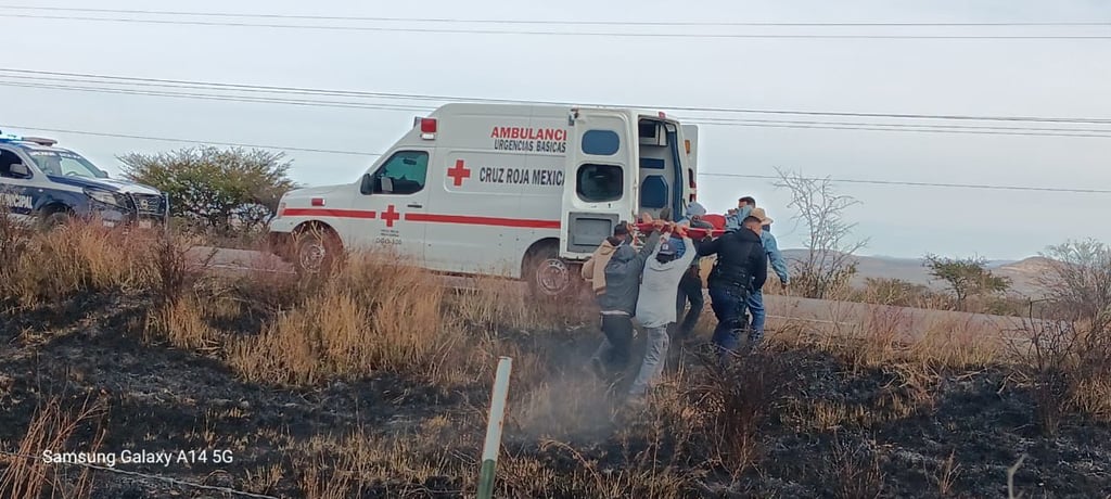 Hecho. Dos hombres sufren quemaduras graves durante incendio de pastizal.