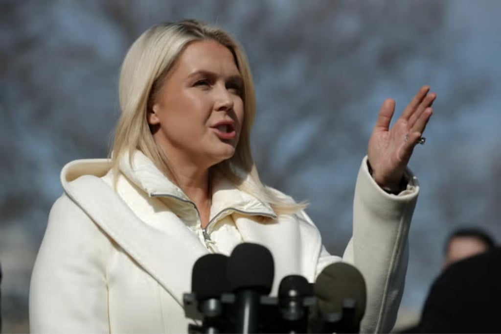 Portavoz de la Casa Blanca arremete contra Bad Bunny; asegura que intentan 'demonizar' a ICE