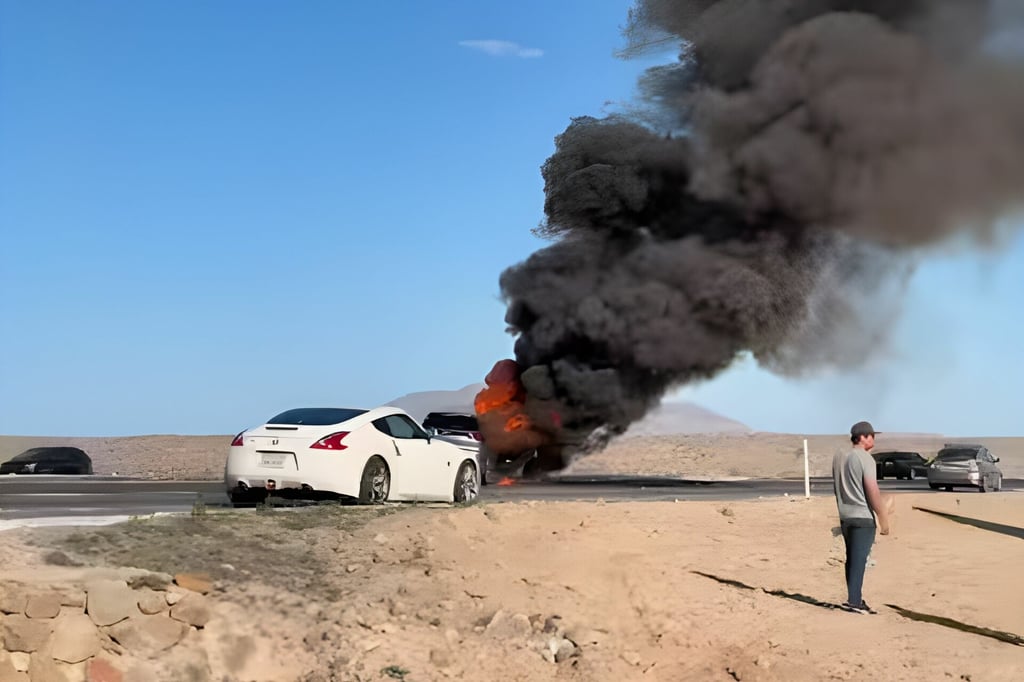 Se incendia auto de influencers Ricardo Peralta y César Doroteo en carretera de Baja California