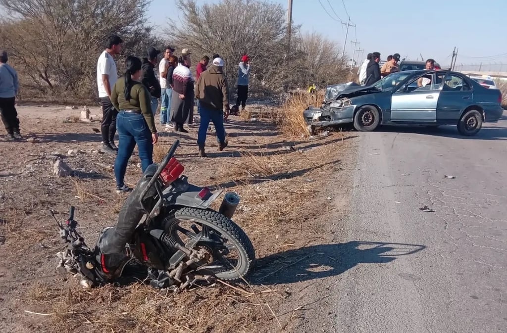 Deceso. Una mujer falleció tras un choque de motocicleta en una carretera de Lerdo.