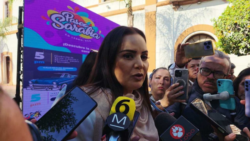 Postura. La Alcaldesa fue abordada por dicho grupo, a quienes manifestó su disposición al diálogo, con el objetivo de dar solución al tema de los laudos laborales.