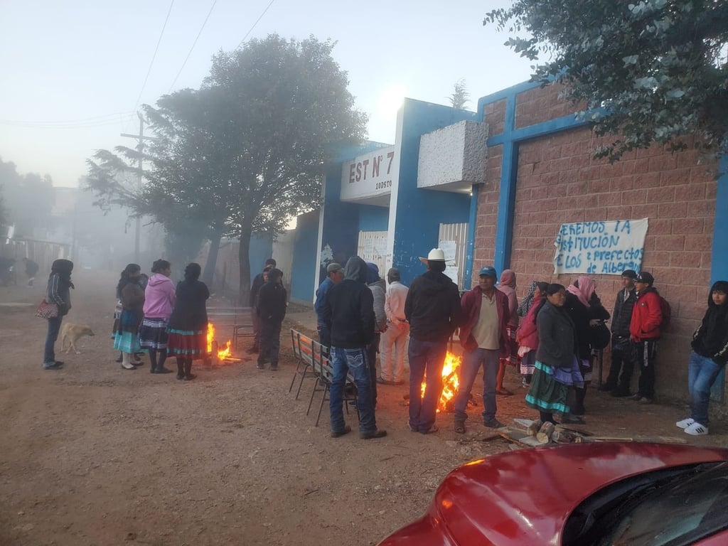 Resguardo. Padres de familia permanecen afuera de las instalaciones en espera de las autoridades educativas.