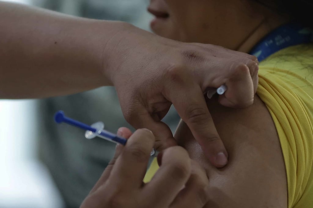 Vacunación. Llaman a la población a vacunarse y en los menores de edad; es necesario tener el esquema completo.